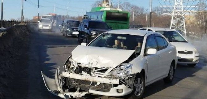 В Хабаровске «Тойота» столкнулась с маршрутным автобусом, есть пострадавший