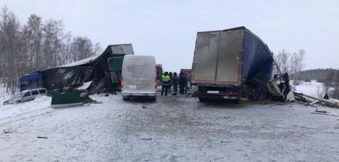 В ДТП с участием двух большегрузов и легкового автомобиля на трассе «Иртыш» один водитель погиб, еще один пострадал