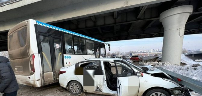 Две легковушки и пассажирский автобус столкнулись в Уфе, один человек пострадал