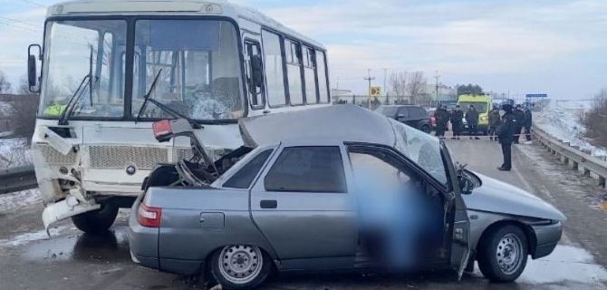 В Татарстане в ДТП с легковым автомобилем и автобусом один человек погиб, трое пострадали