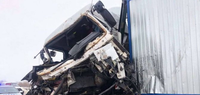 В Нефтеюганске столкнулись два большегруза, оба водителя погибли