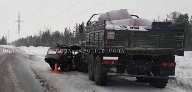 "Приора" столкнулась с грузовым "Уралом" на трассе в Югре, один человек погиб