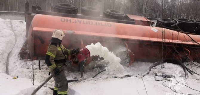 Бензовоз съехал в кювет и опрокинулся на трассе Уфа — Оренбург