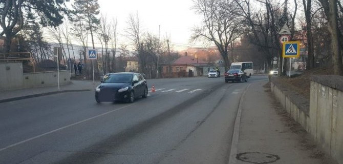 В Кисловодске «Форд» на переходе сбил двух подростков. Со слов автомобилистки, ее ослепило вечернее солнце