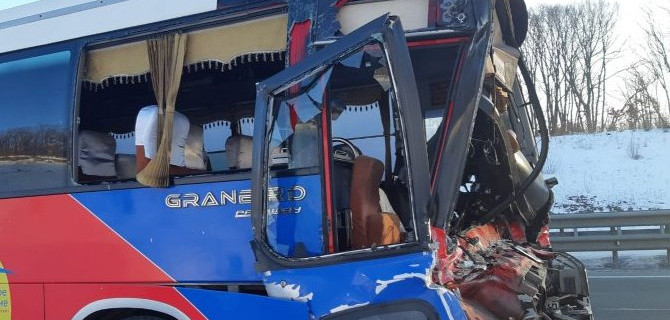 Водитель и 6 пассажиров пострадали в столкновении пассажирского автобуса и грузовика в Приморье