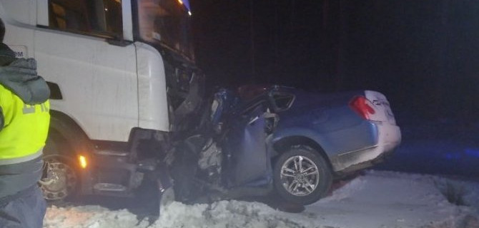 В Тюменской области «Ниссан» лоб в лоб столкнулся с грузовиком, погибли две женщины