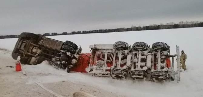 Бензовоз с дизельным топливом опрокинулся на трассе в Башкирии