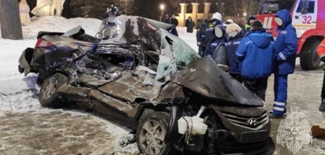 В Нижнем Новгороде столкнулись легковой автомобиль и грузовик, погибли 4 человека