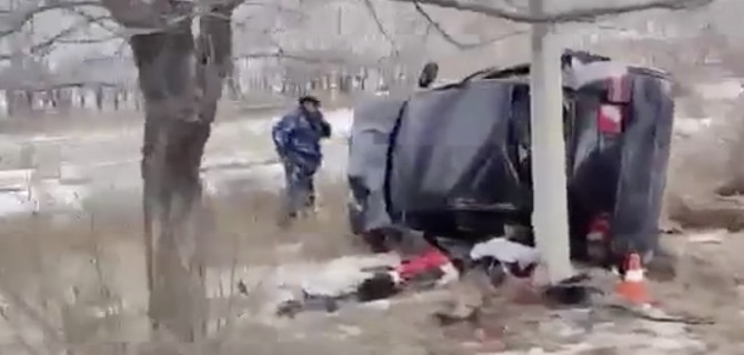 В Волгограде машина врезалась в столб, погиб юный водитель