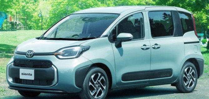 В России начались продажи праворульных компакт-вэнов Toyota Sienta