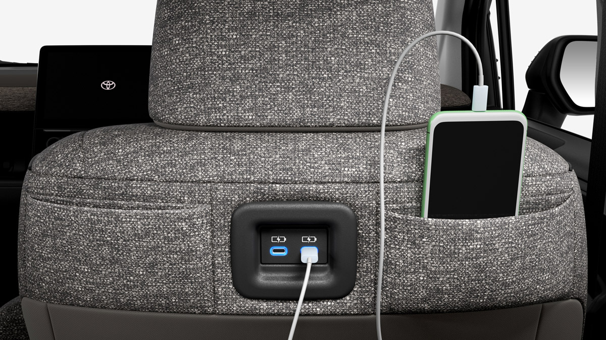 В России начались продажи праворульных компакт-вэнов Toyota Sienta тойота 7