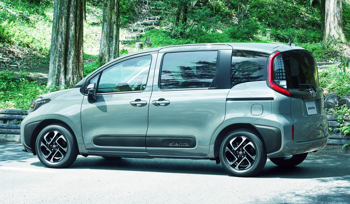 В России начались продажи праворульных компакт-вэнов Toyota Sienta тойота 2