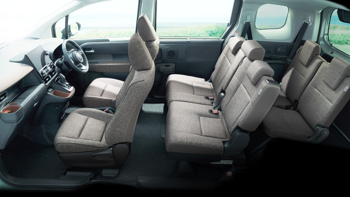 В России начались продажи праворульных компакт-вэнов Toyota Sienta тойота 3