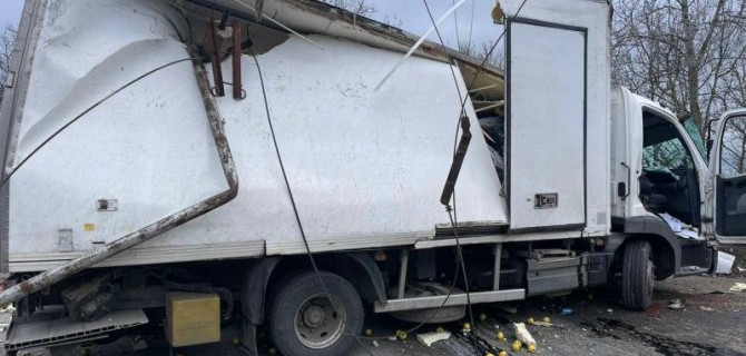 В Крыму грузовик снес столб и врезался в стену, водитель погиб