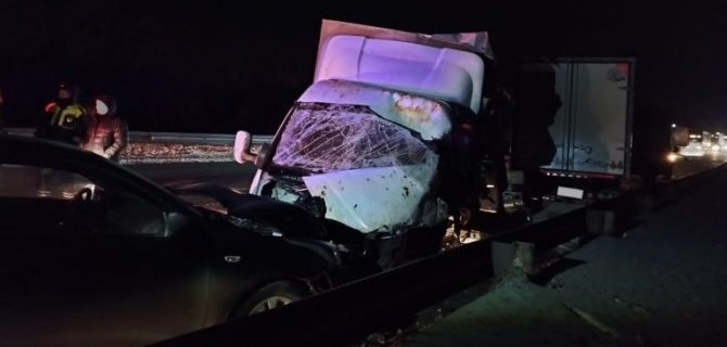 В массовом ДТП на трассе в Самарской области погиб водитель грузовика, еще два человека пострадали