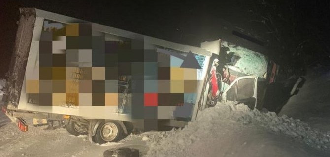 Два грузовика столкнулись под Новосибирском, один из водителей погиб