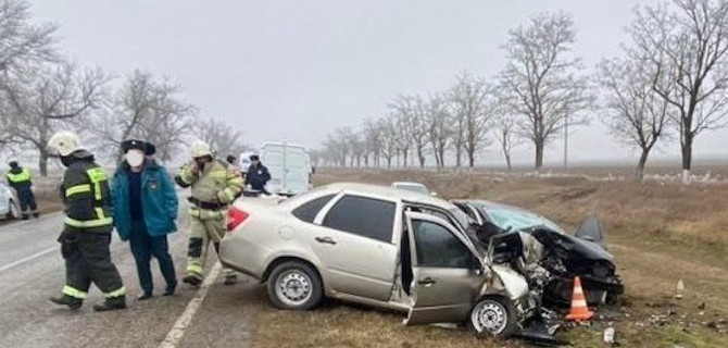 В лобовом столкновении «Форда» и «Лады» на Ставрополье один человек погиб, четверо пострадали