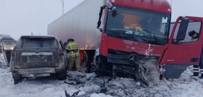 В Татарстане внедорожник столкнулся с грузовиком, два человека погибли, один серьезно пострадал