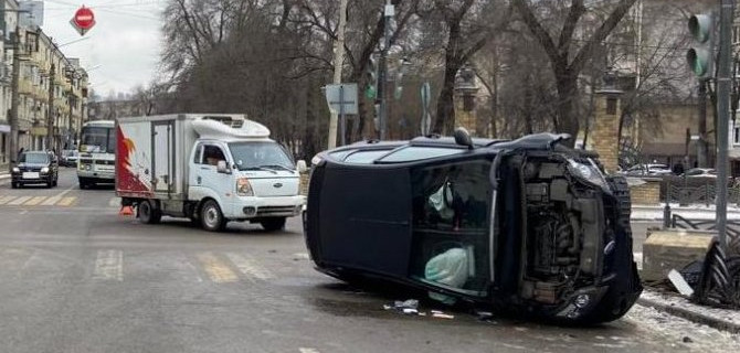 В Воронеже «Форд» после столкновения врезался в столб и опрокинулся, пострадала автомобилистка
