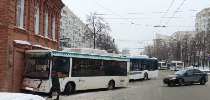 В Уфе в ДТП с двумя пассажирскими автобусами пострадали 8 человек