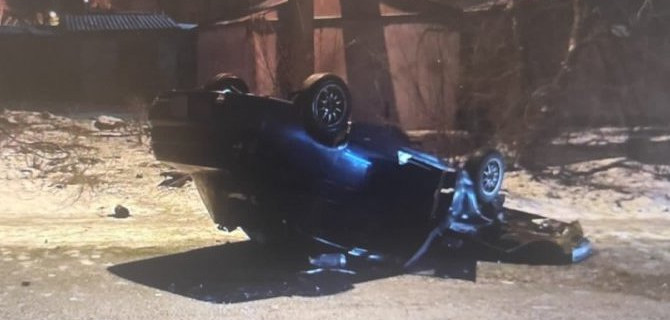 В Воронеже ВАЗ врезался в столб, в гараж, а затем перевернулся, пострадала девушка