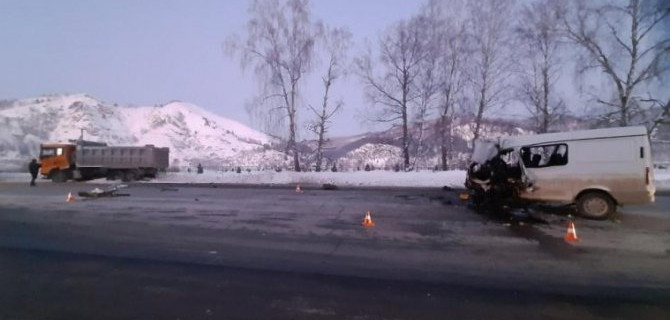 На Алтае столкнулись микроавтобус и грузовик, один человек погиб