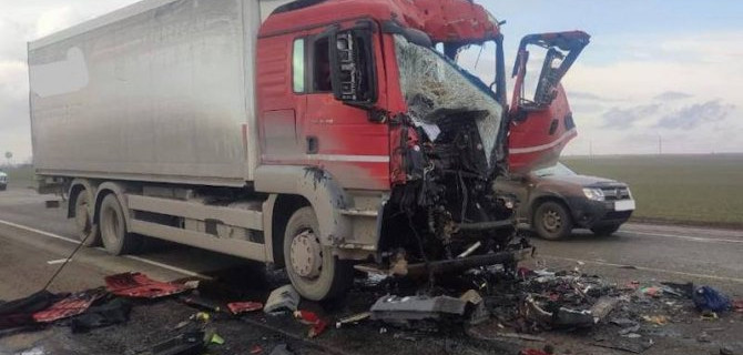 На Кубани столкнулись фура, цистерна и «ГАЗель», есть пострадавший