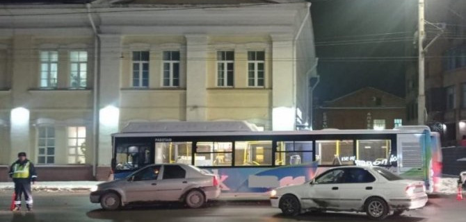 В Омске столкнулись иномарка и автобус с пассажирами