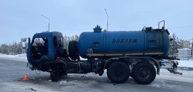 На трассе Сургут — Салехард столкнулись КамАЗ и «Лада», пострадали два человека