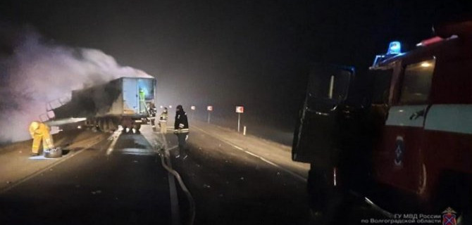 В Волгоградской области грузовик загорелся после столкновения с BMW, пострадали женщина и ребенок