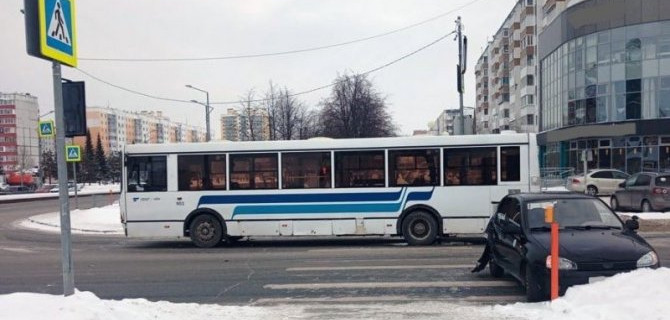 В Тобольске пассажирский автобус въехал в учебную "Ладу"
