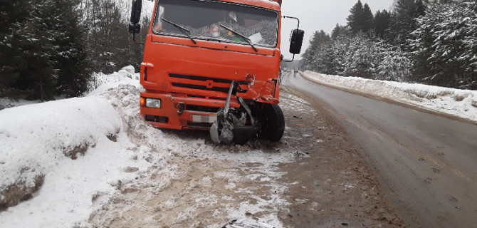 В Ивановской области «Рено» на встречной полосе столкнулся с КамАЗом, погиб пожилой водитель