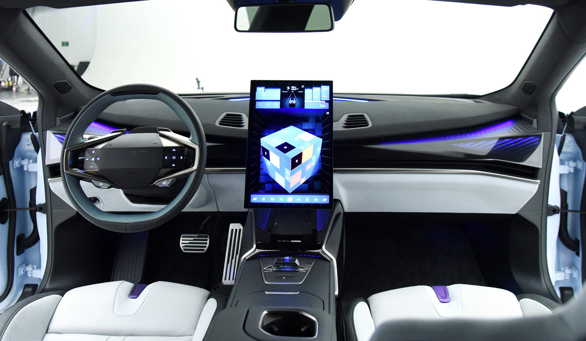 Электроседан HiPhi Z: «космический» дизайн, высокая мощность и сплошной хай-тек хифи 7