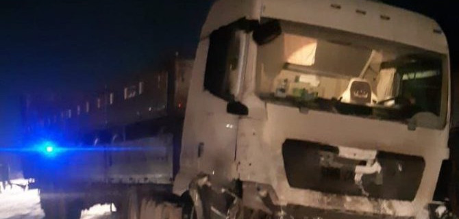 В ДТП с грузовиком на трассе в Югре погиб пожилой водитель