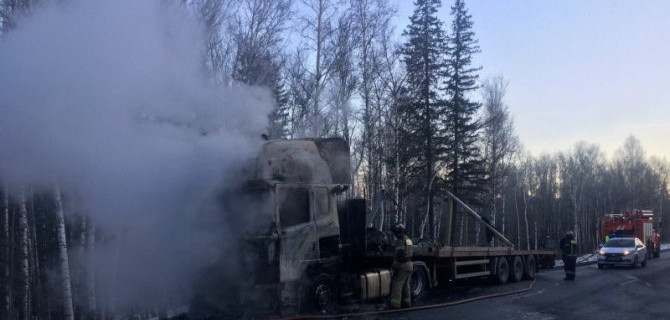 На трассе «Урал» под Златоустом загорелся грузовик