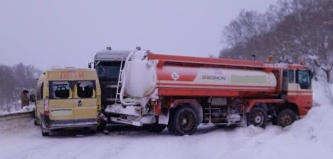 После ДТП с участием школьного автобуса и двух бензовозов на Сахалине в больницу попали 8 детей и 2 взрослых