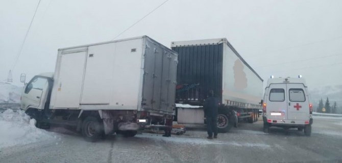 В столкновении двух грузовиков на трассе «Лена» в Якутии пострадал водитель