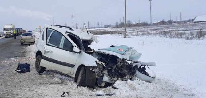 В ДТП с участием «Ларгуса» и грузовика в Саратовской области погибли 4 человека, еще 2 серьезно пострадали