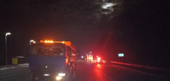 «Приора» и КамАЗ столкнулись на трассе в Воронежской области, один человек погиб, пострадали двое