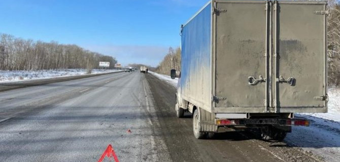 В ДТП с двумя ГАЗами и иномаркой в Омской области пострадала 10-летняя девочка