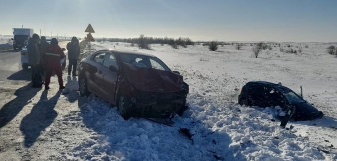 В Челябинской области столкнулись две иномарки, один человек погиб, один пострадал