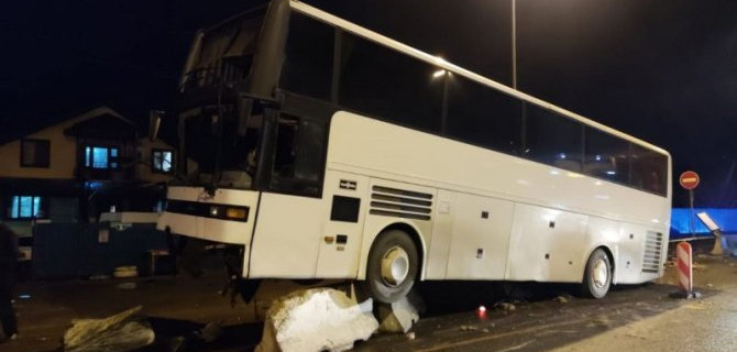 Рейсовый автобус с пассажирами врезался в бетонное ограждение в Краснодарском крае