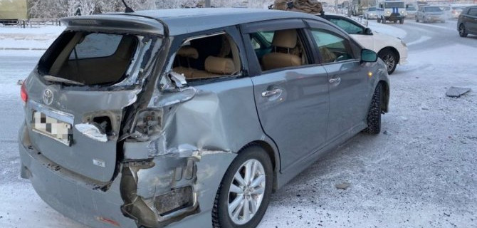 В Якутске автобус столкнулся с двумя «Тойотами», пострадали двое детей