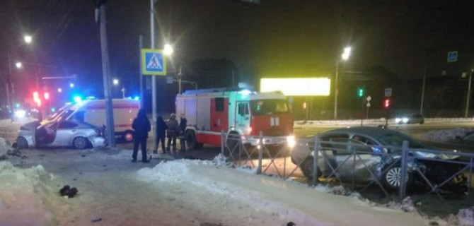 В Омске ночью столкнулись две иномарки, погиб пассажир, пострадали оба водителя