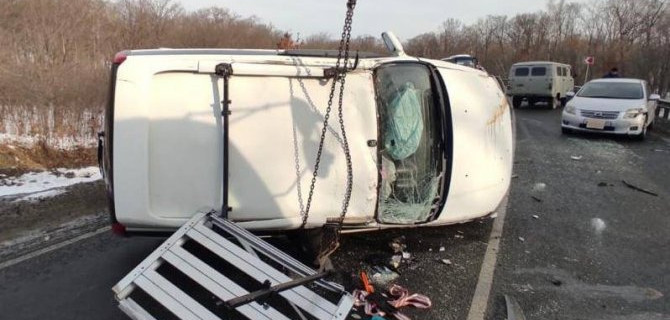 На трассе в Приморье «Хонда» врезалась в ограждение, пострадал ребенок