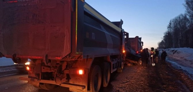 Массовое ДТП на трассе «Урал» в Челябинской области «собрало» три грузовика и легковушку