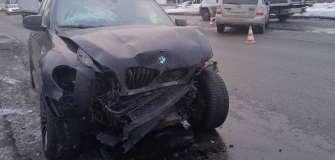 В Екатеринбурге столкнулись «Субару» и БМВ, среди пострадавших — двое детей