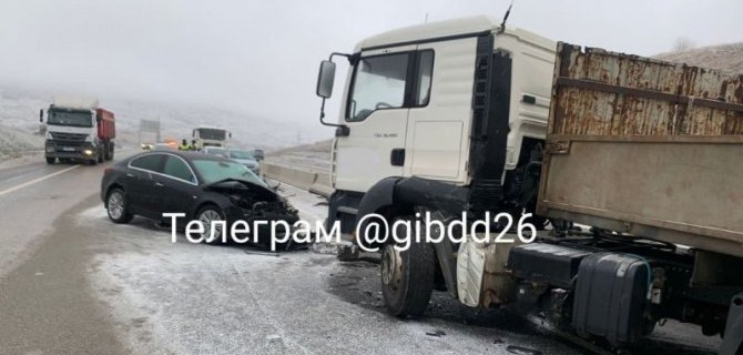 23 машины попали в ДТП на обледеневшем участке трассы Минводы - Кисловодск на Ставрополье