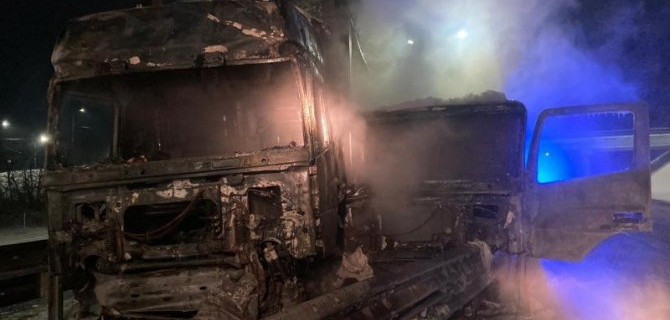 Два грузовика загорелись после столкновения на трассе «Дон» в Воронежской области, один из водителей погиб