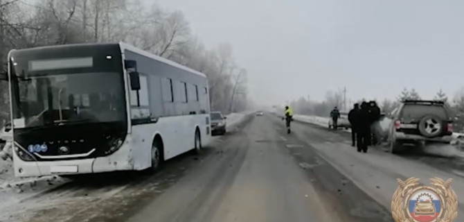 Автобус с пассажирами попал в массовое ДТП на трассе в Башкирии